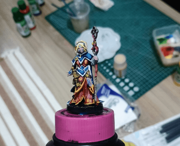 Miniatura pintada à mão pela comunidade.