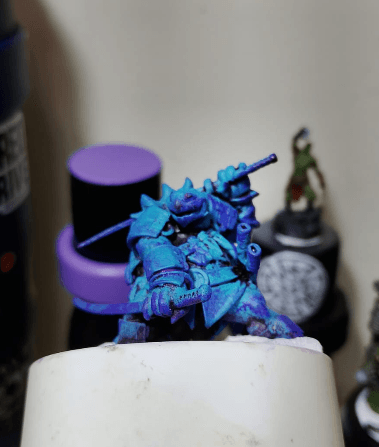 Miniatura pintada à mão pela comunidade.